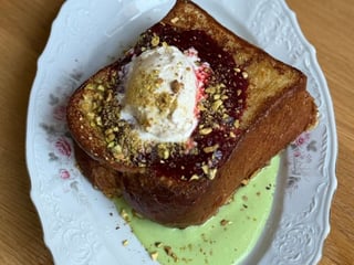 Французький тост з фісташкою та полуницею