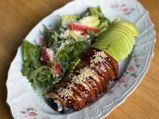 Омлет з чорнилами каракатиці, вугрем та авокадо