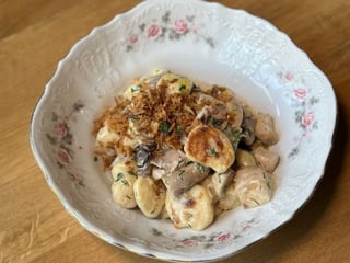 Парові галушки з білими грибами та качкою