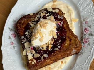 Французький тост з заварним кремом та вишнею