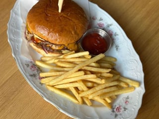 Бургер з яловичиною та трюфельним соусом