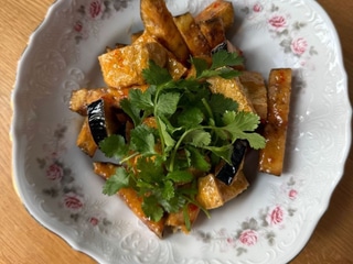 Хрусткий баклажан у соусі світ чилі зі смаженим тофу