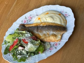 Філе сібаса з фірмовим картопляним пюре та мікс салатом