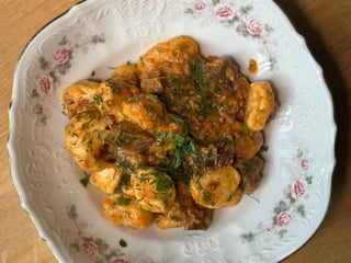 Парові галушки з яловичиною та сметаною