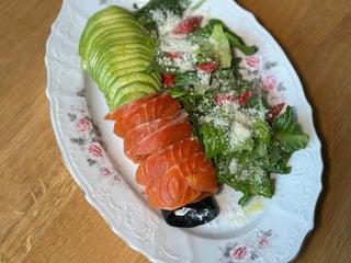 Омлет з чорнилами каракатиці, лососем та авокадо