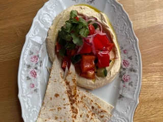 Хумус з овочами та лавашем