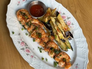 Смажені креветки з хрустким баклажаном та соусом світ чілі