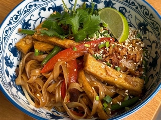 Рисова локшина з овочами та сиром тофу