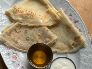 Млинці зі сметаною та медом