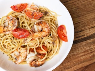 MAKARON AGLIO E OLIO Z KREWETKAMI