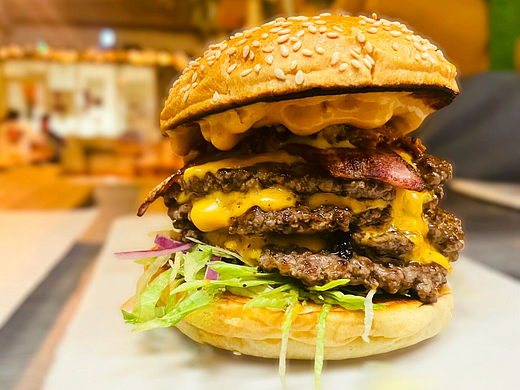 Ultimate Mess Burger (Big & Messy)