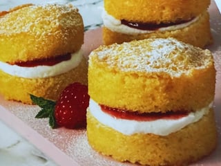 Mini Victoria Sponge Cakes (2 for 5)