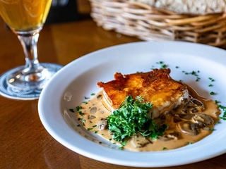 Grilled sheep cheese with creamy mushroom sauce