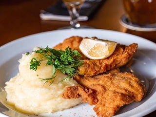 Fried chicken drumsticks with mashed potatoes