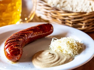 Domáca pečená klobása s horčicou, chrenom