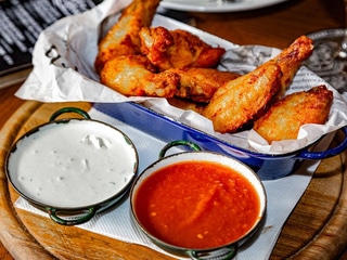 Spicy chicken wings with garlic and chilli dressing