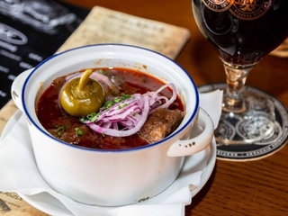 Jemne pikantný pivovarský guláš s cibuľkou