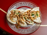 KOREAŃSKIE PIEROGI Z KAPUSTĄ I GRZYBAMI (4 SZT.)