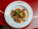 PIEROGI Z CIELĘCINĄ I RYDZAMI (4 SZT.)