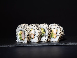 Каліфонія з маринованою креветкою в кунжуті 