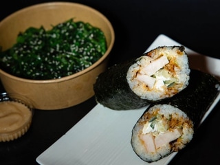 Комбо Хенд-рол з копченою куркою+Хіяші вакаме з горіховим соусом