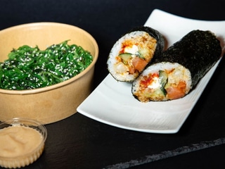 Комбо Хенд-ролл з копченим лососем+Хіяші вакаме з горіховим соусом