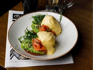 ТОСТ З АВОКАДО ТА ЛОСОСЕМ