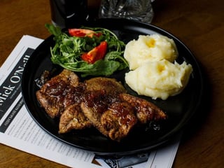 ОБСМАЖЕНА ТЕЛЯЧА ПЕЧІНКА З ПЮРЕ