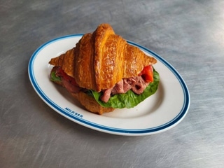 КРУАСАН ІЗ РОСТБІФОМ