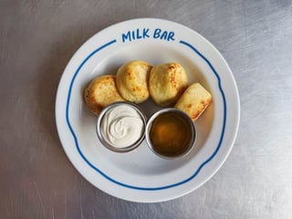 СИРНИКИ ЗІ СМЕТАНОЮ ТА МЕДОМ