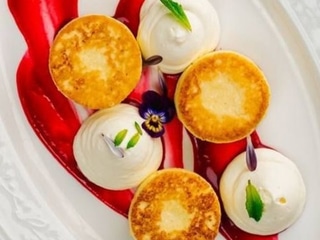 Сирники з вишневим гелем та кремом "пломбір"