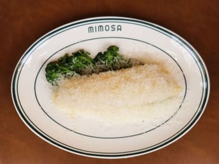 Omlet z broccolini i chmurką parmezanu