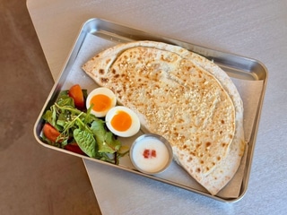 Ранковий янтик з куркою, трюфельним картопляним пюре та чеддером