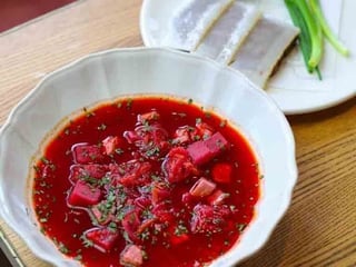 Борщ зі сметаною та салом з зеленню