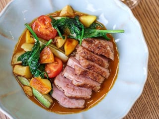 Качка з жовтим каррі та овочами