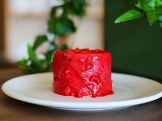 Полуничний торт з розмарином