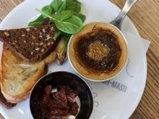 Паштет з курячої печінки з трюфельним соусом
