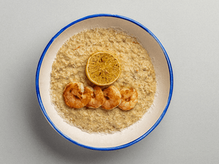 солона вівсянка з вʼяленими томатами, песто та креветками