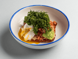 круасан з хумусом і авокадо