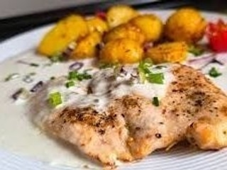 Grilovaný kuřecí plátek se slaninou a nivou