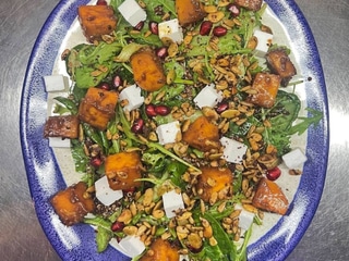 Салат з гарбузом, фетою та гранатом