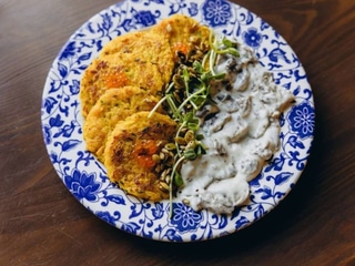 Оладки з гарбуза з вершковим соусом з печериць