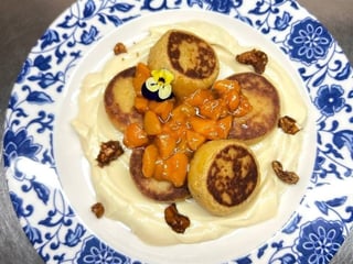 Сирники з абрикосовим конфі та карамелізованим кеш'ю