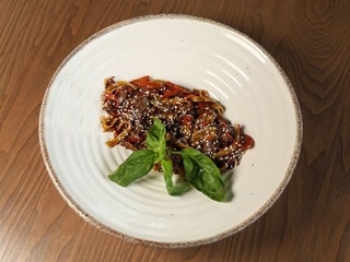 ПАСТА ПО-ТАЙСЬКИ З ЯЛОВИЧИНОЮ