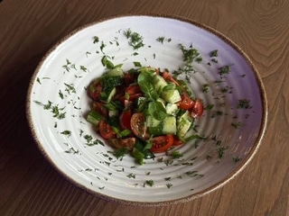 САЛАТ З ОГІРКА ТА ПОМІДОРА СЕЗОННИЙ