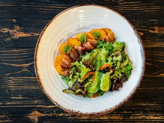 САЛАТ З ПАНЧЕТОЮ ТА ТЕПЛОЮ КАРТОПЛЕЮ