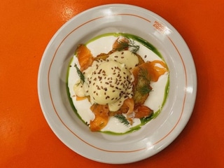 Хешбраун з лососем та яйцем пашот на подушці зі сметани