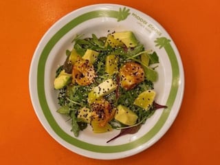 Салат з креветками, апельсином та авокадо