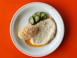 Котлета Mood Food з моцарелою, картопляним пюре з трюфельною пастою і битими огірками