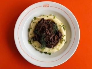 Томлені щічки з картопляним пюре і соусом демігляс